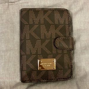Michael kors passport holder